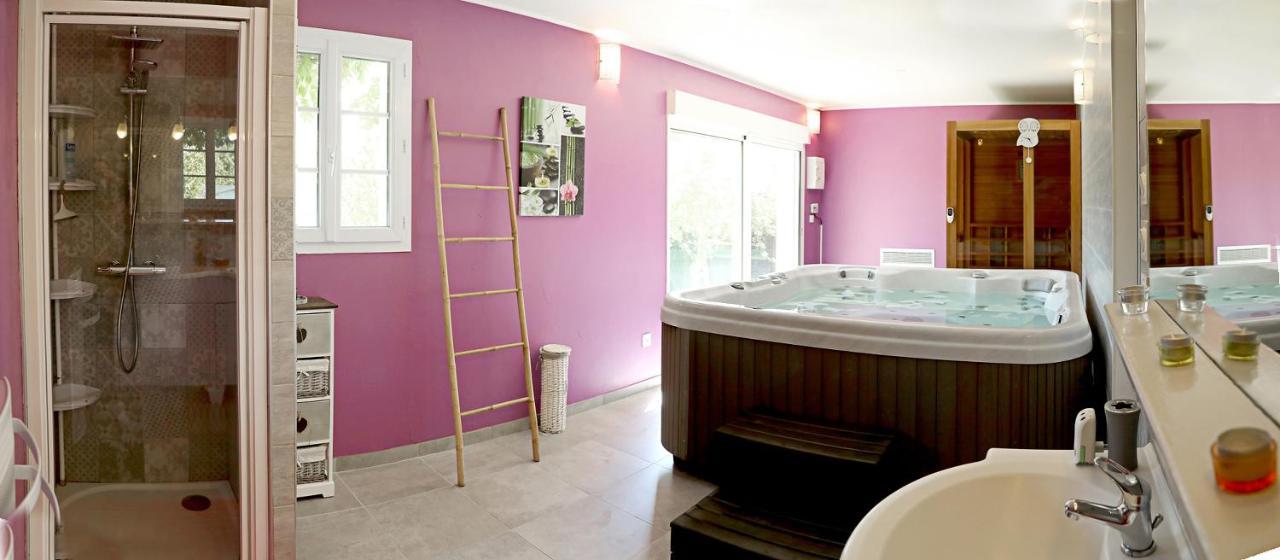 Au Coeur Du Bien-Etre, Gite Avec Piscine Chauffee Et Couverte, Spa, Sauna, Massages Monteaux Exterior photo